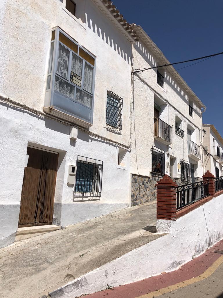 Large 5 Bed ,1 Bath furnished Town House with garden in Velez-Blanco