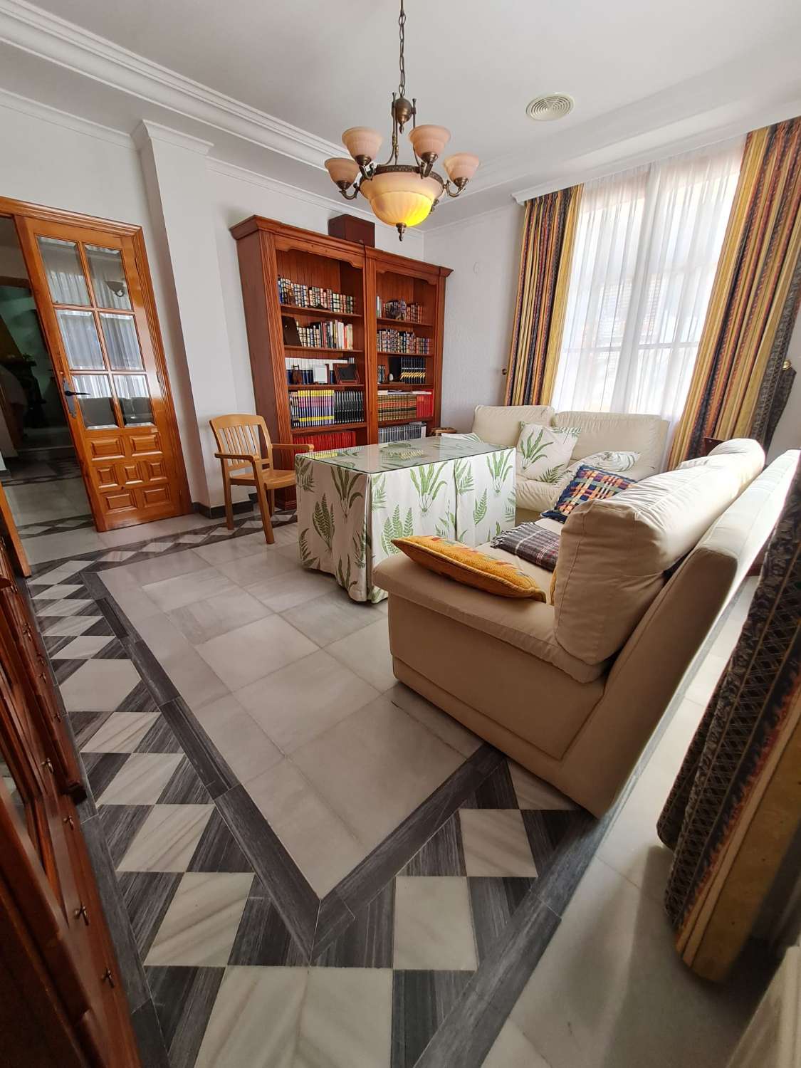 Lovely 5 bed House with Large Garage in Velez- Blanco