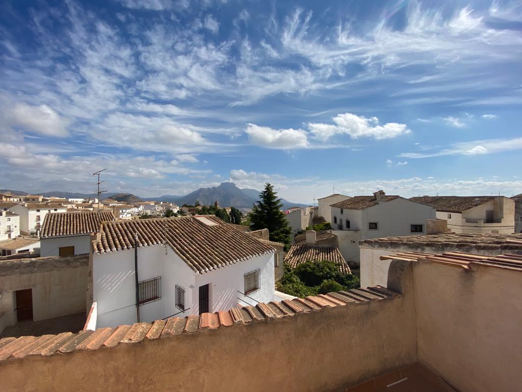 Casa de pueblo reformada con tres habitaciones y terraza