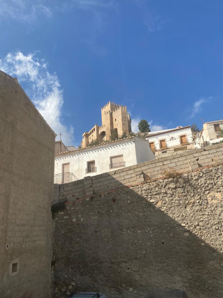 Casa de pueblo reformada con tres habitaciones y terraza