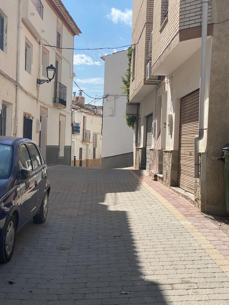 Casa de pueblo reformada con tres habitaciones y terraza