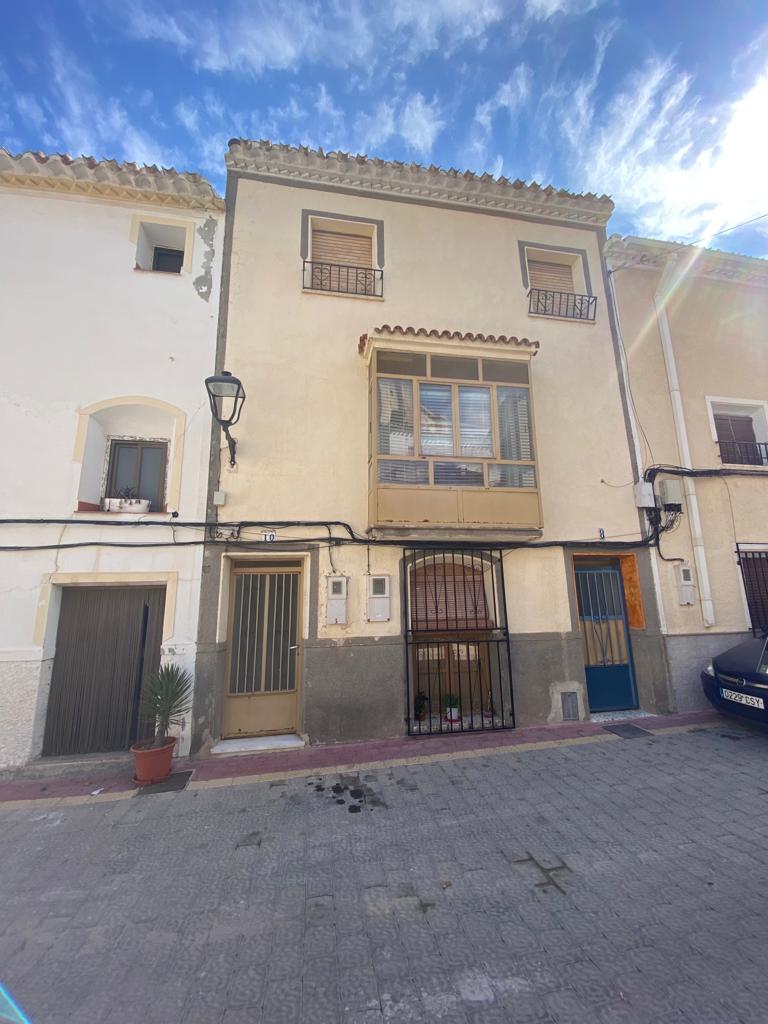 Casa de pueblo reformada con tres habitaciones y terraza