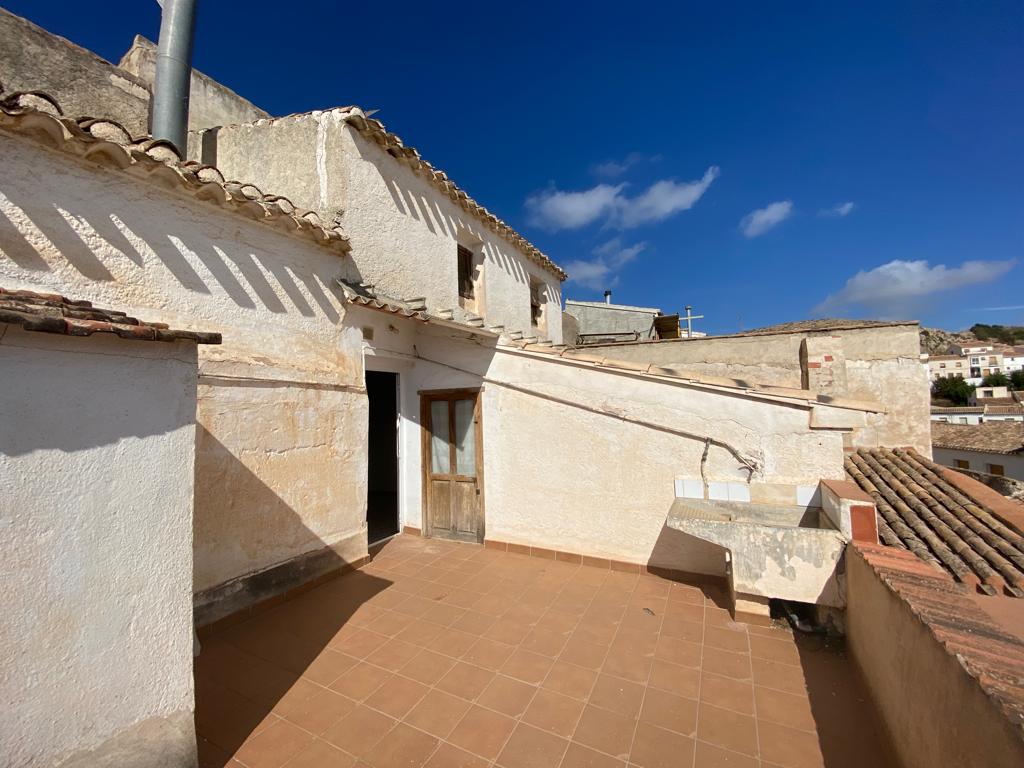 Casa de pueblo reformada con tres habitaciones y terraza