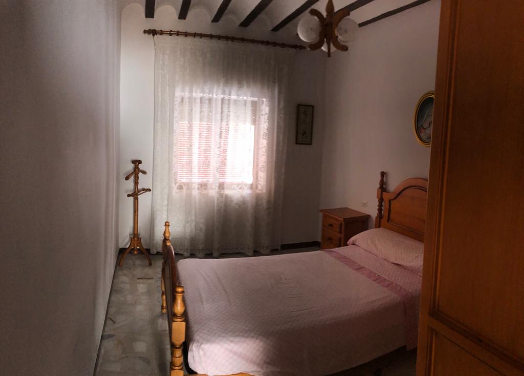 Casa Adosada Amueblada de 5 Dormitorios, 1 Baño, 3 Plantas con Garaje en Vélez- Blanco