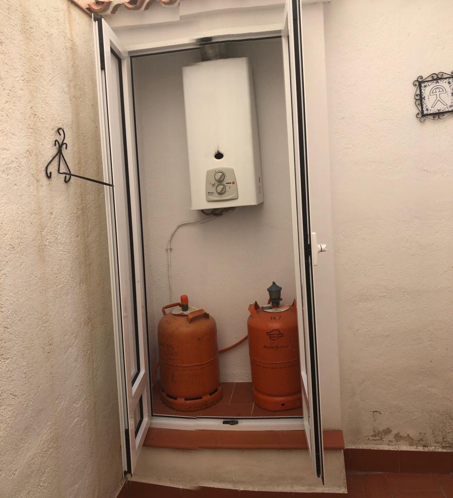 Casa Adosada Amueblada de 5 Dormitorios, 1 Baño, 3 Plantas con Garaje en Vélez- Blanco