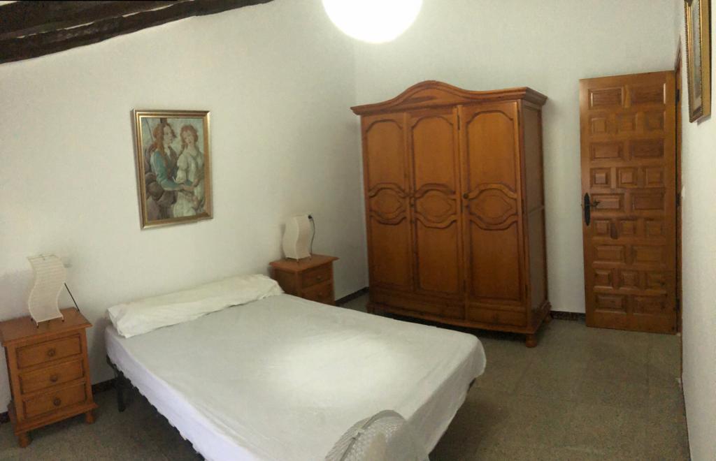 Casa Adosada Amueblada de 5 Dormitorios, 1 Baño, 3 Plantas con Garaje en Vélez- Blanco