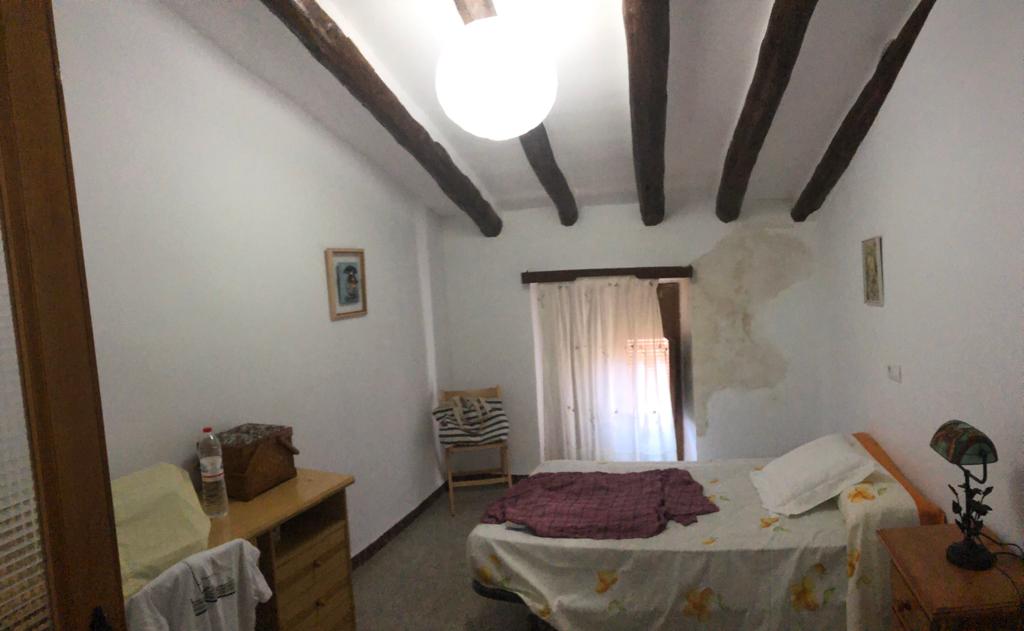 Casa Adosada Amueblada de 5 Dormitorios, 1 Baño, 3 Plantas con Garaje en Vélez- Blanco