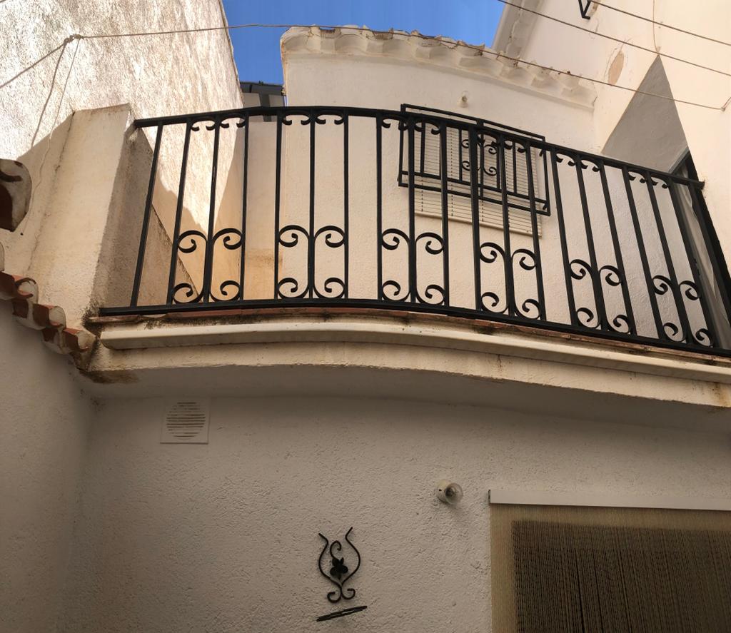 Casa Adosada Amueblada de 5 Dormitorios, 1 Baño, 3 Plantas con Garaje en Vélez- Blanco