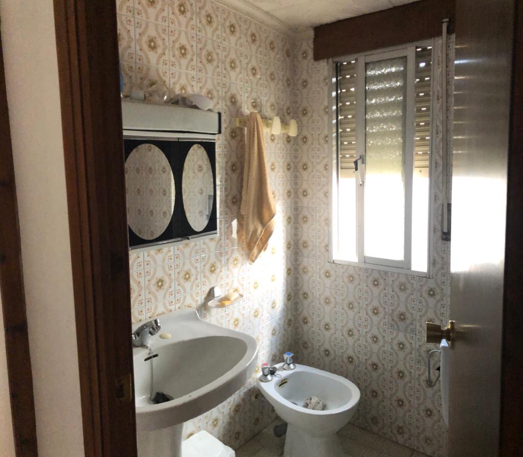 Maison de 4 étages, 3 chambres, 1 salle de bain avec garage à Velez- Rubio