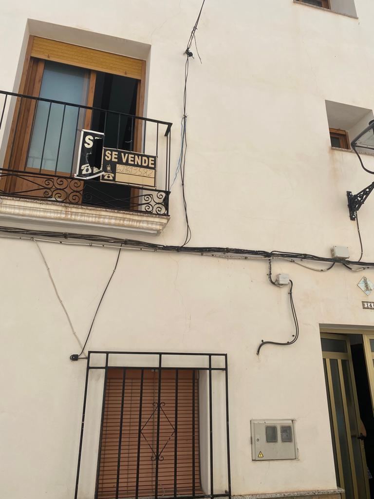 3 Bed, 1 Bath partially reformed town house in central position in Velez-Blanco