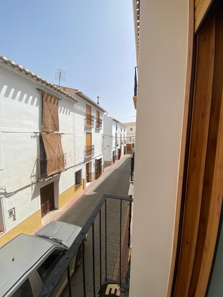 Casa adosada de 3 dormitorios y 1 baño parcialmente reformada en posición central en Vélez-Blanco