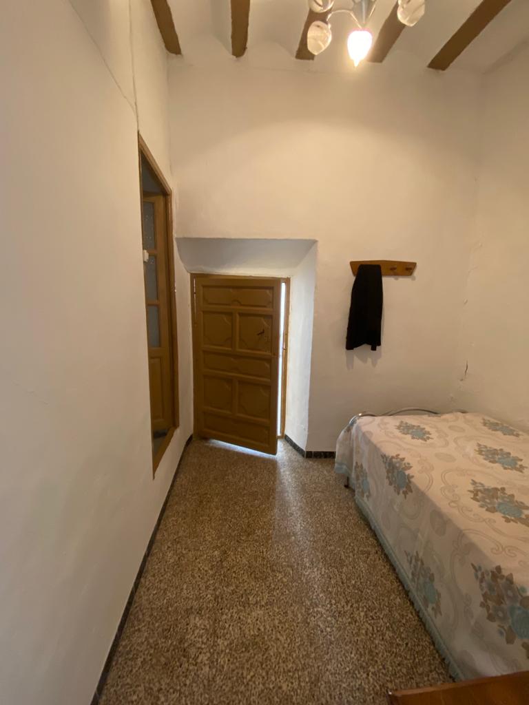 Casa adosada de 3 dormitorios y 1 baño parcialmente reformada en posición central en Vélez-Blanco