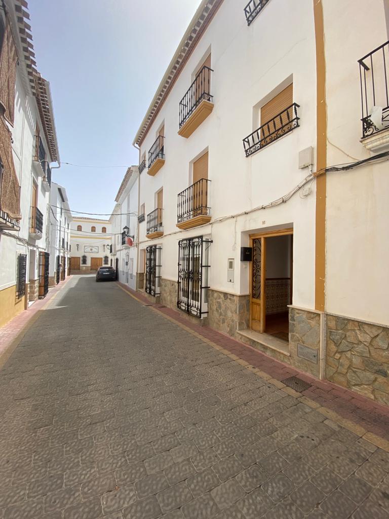 Casa adosada de 3 dormitorios y 1 baño parcialmente reformada en posición central en Vélez-Blanco