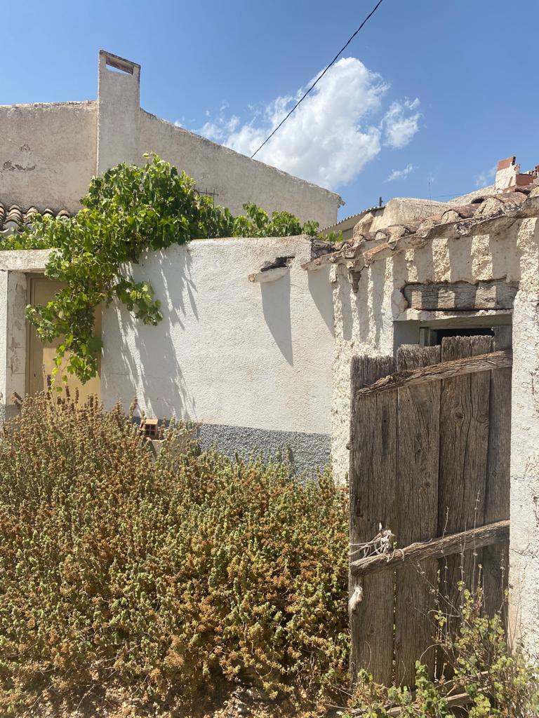 Casa parcialmente renovada de 3 habitaciones y 1 baño en Vélez-Blanco