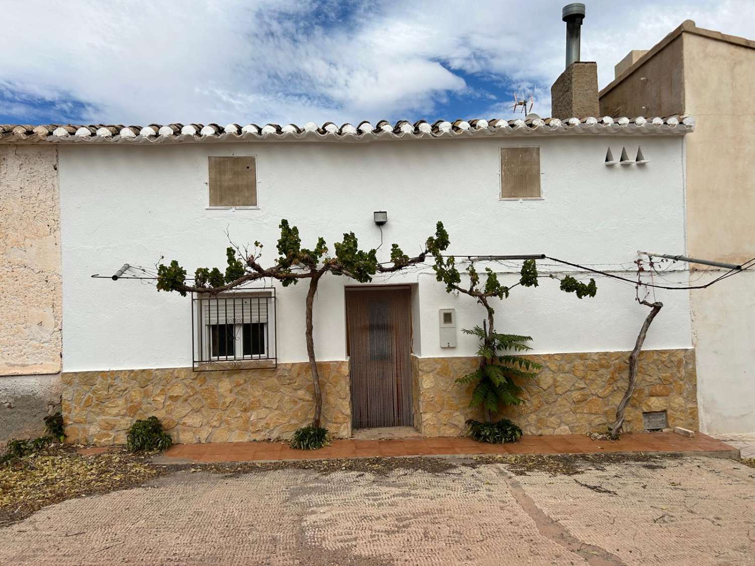 Finca con casa adosada, nave independiente, balsa piscina y 27.000m2 de tierra