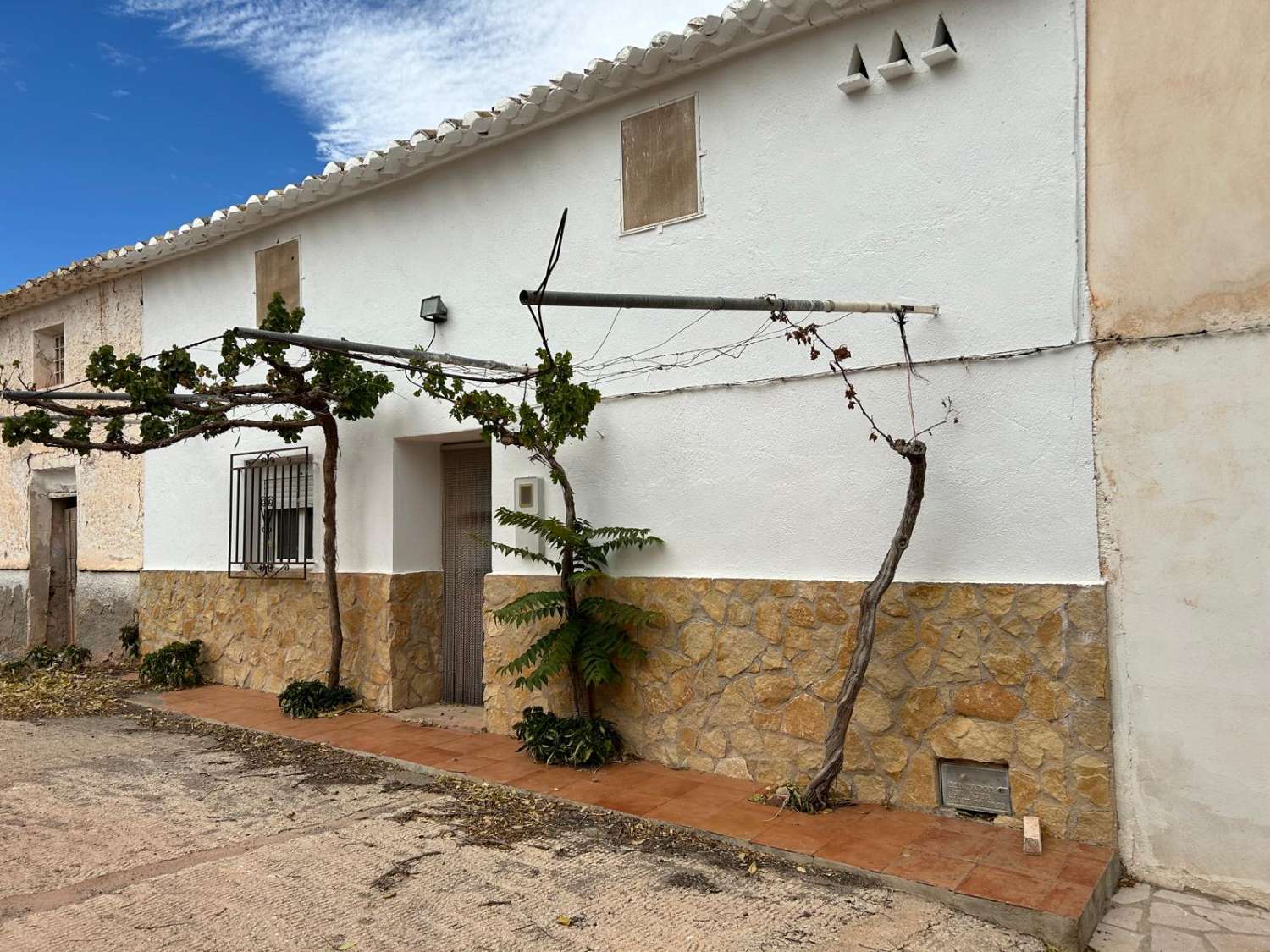 Finca con casa adosada, nave independiente, balsa piscina y 27.000m2 de tierra