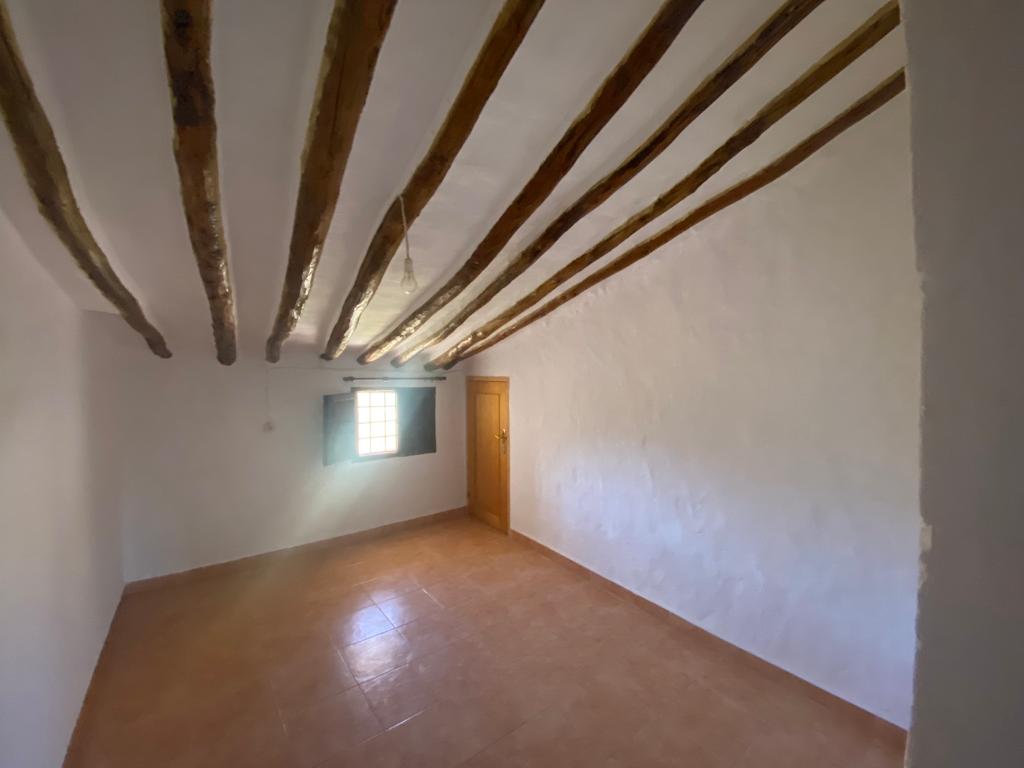 Finca con casa adosada, nave independiente, balsa piscina y 27.000m2 de tierra