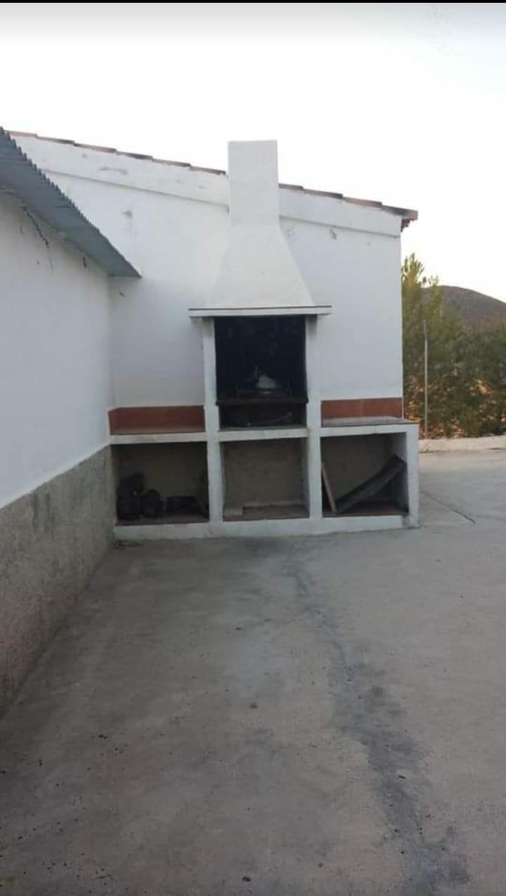 Casa y terreno con mucho potencial en Velez- Rubio con piscina.