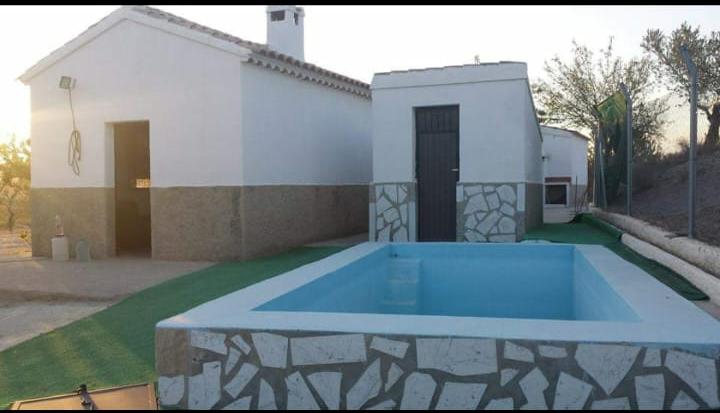 Casa y terreno con mucho potencial en Velez- Rubio con piscina.