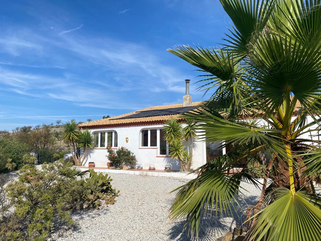 Wunderschöne Villa mit drei Schlafzimmern und zwei Bädern und Pool in ländlicher Umgebung in der Nähe von Oria