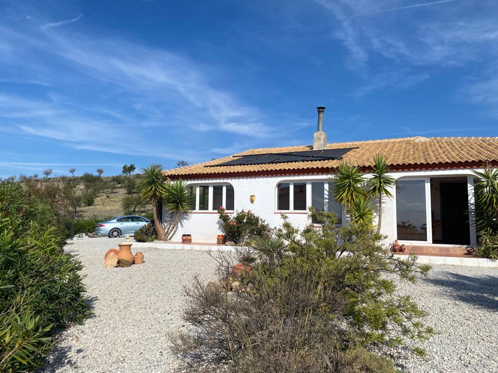 Beautiful three bed/ two bath villa with pool, located in quiet, rural setting close to Oria