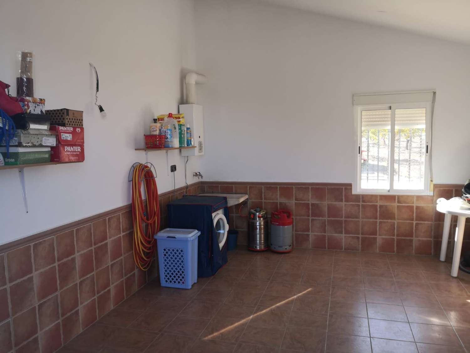 3 Bed, 1 Bath House in Velez-Rubio , with Garages also Outbuildings.