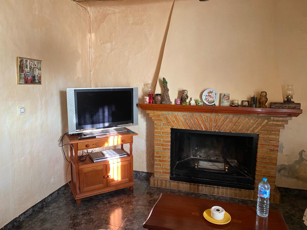 Beau et grand 5 chambres, 2 salles de bain, vieux cortijo avec terrain à la campagne près de Velez-Blanco