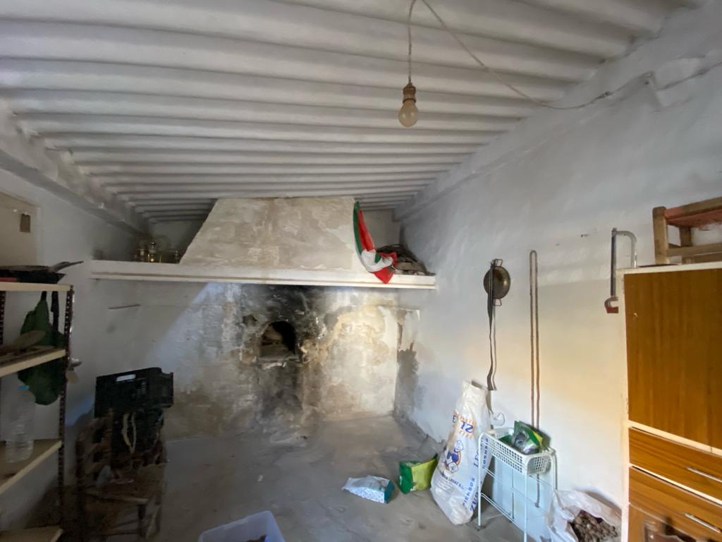 Beau et grand 5 chambres, 2 salles de bain, vieux cortijo avec terrain à la campagne près de Velez-Blanco