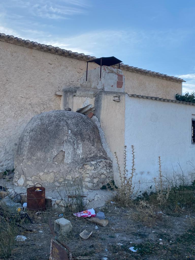 Beau et grand 5 chambres, 2 salles de bain, vieux cortijo avec terrain à la campagne près de Velez-Blanco