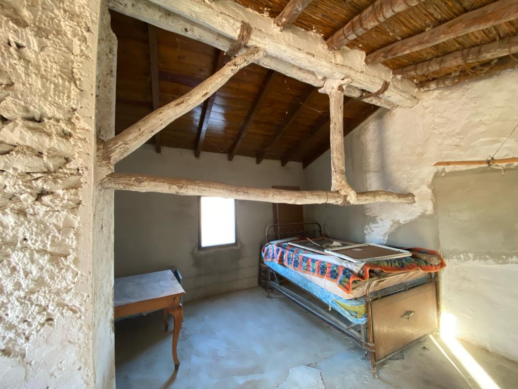 Beau et grand 5 chambres, 2 salles de bain, vieux cortijo avec terrain à la campagne près de Velez-Blanco