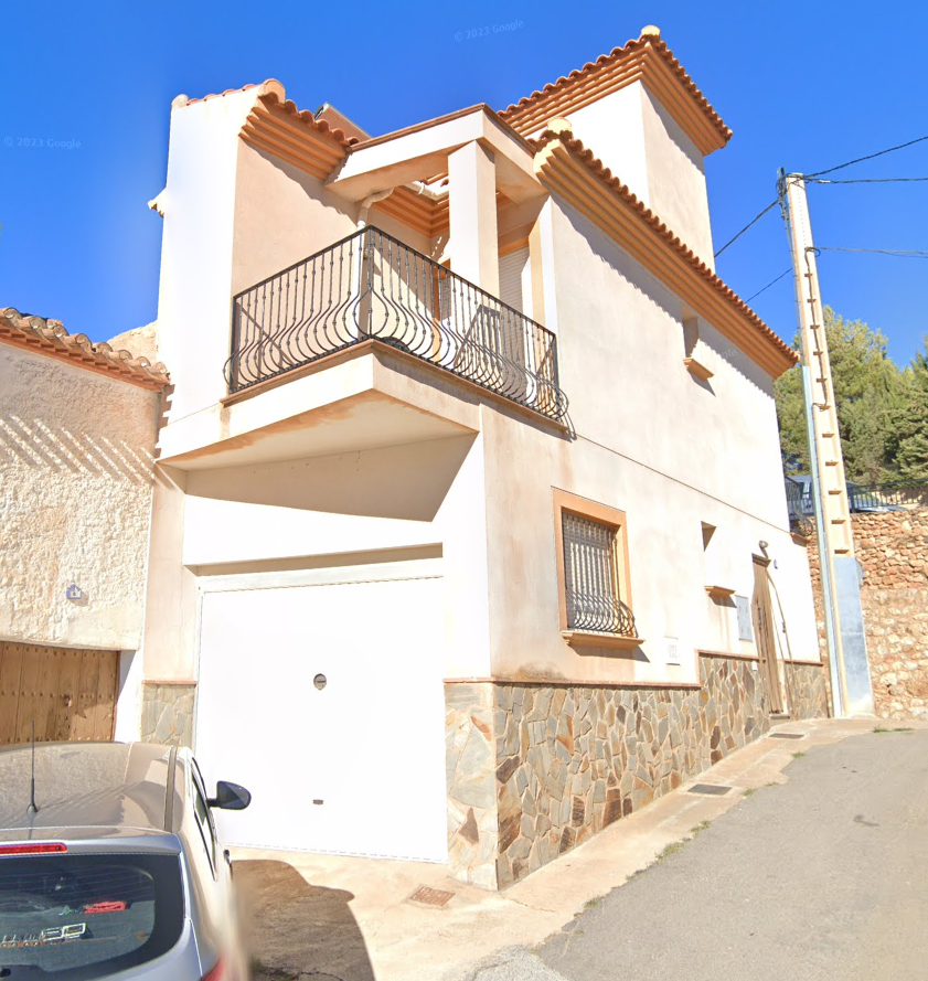 Modern huis met 3 slaapkamers en 2 badkamers in uitstekende staat in Hueneja, provincie Granada