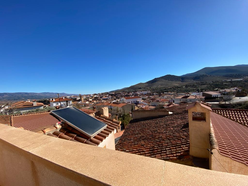 Modern huis met 3 slaapkamers en 2 badkamers in uitstekende staat in Hueneja, provincie Granada