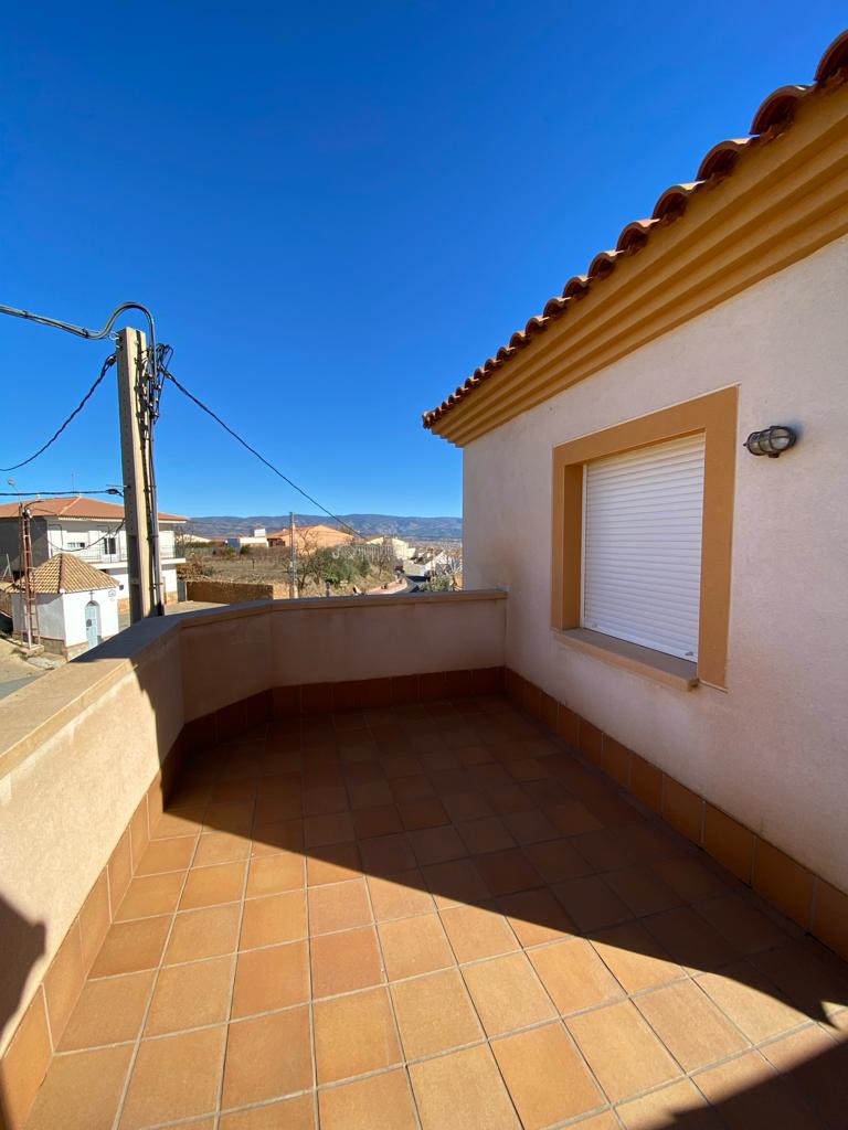 Modernes Haus mit 3 Schlafzimmern und 2 Bädern in ausgezeichnetem Zustand in Hueneja, Provinz Granada