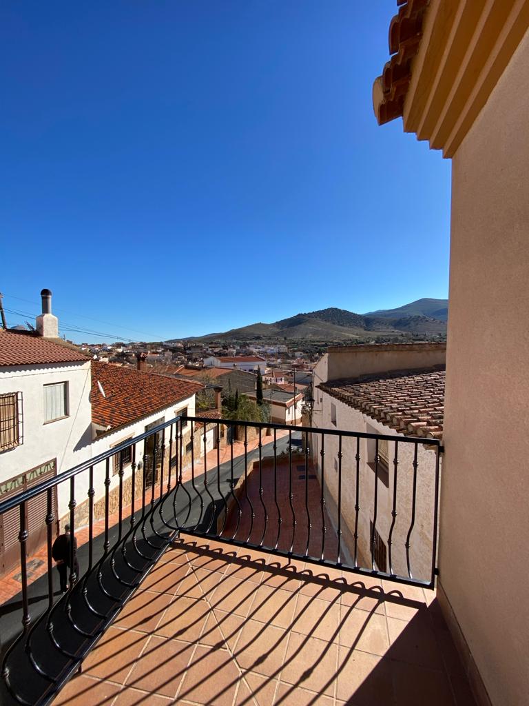 Modernes Haus mit 3 Schlafzimmern und 2 Bädern in ausgezeichnetem Zustand in Hueneja, Provinz Granada