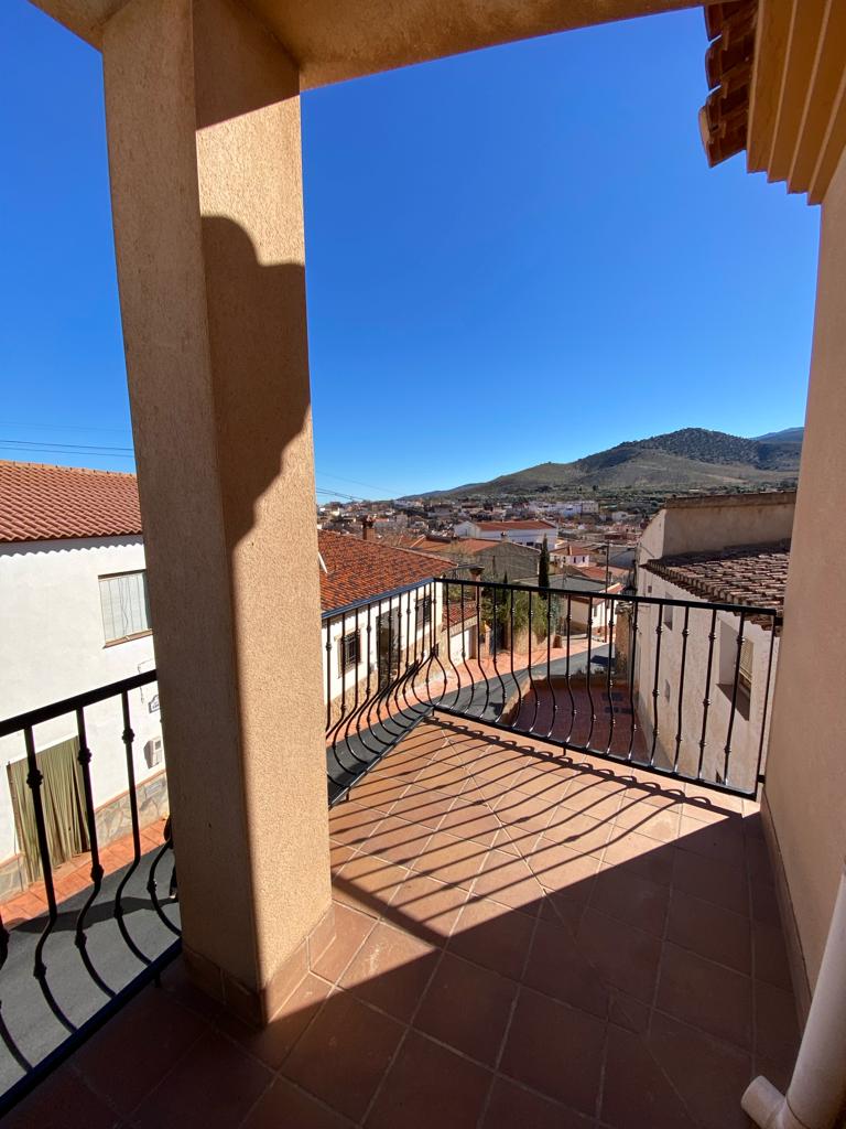 Modern huis met 3 slaapkamers en 2 badkamers in uitstekende staat in Hueneja, provincie Granada