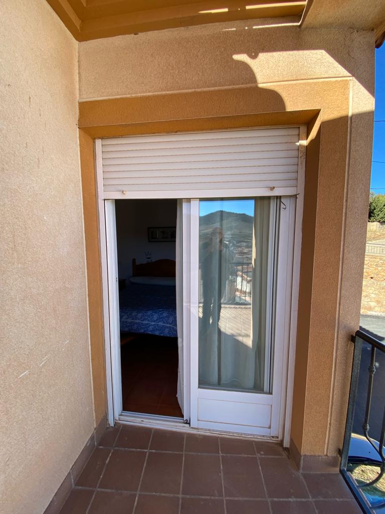 Modern huis met 3 slaapkamers en 2 badkamers in uitstekende staat in Hueneja, provincie Granada