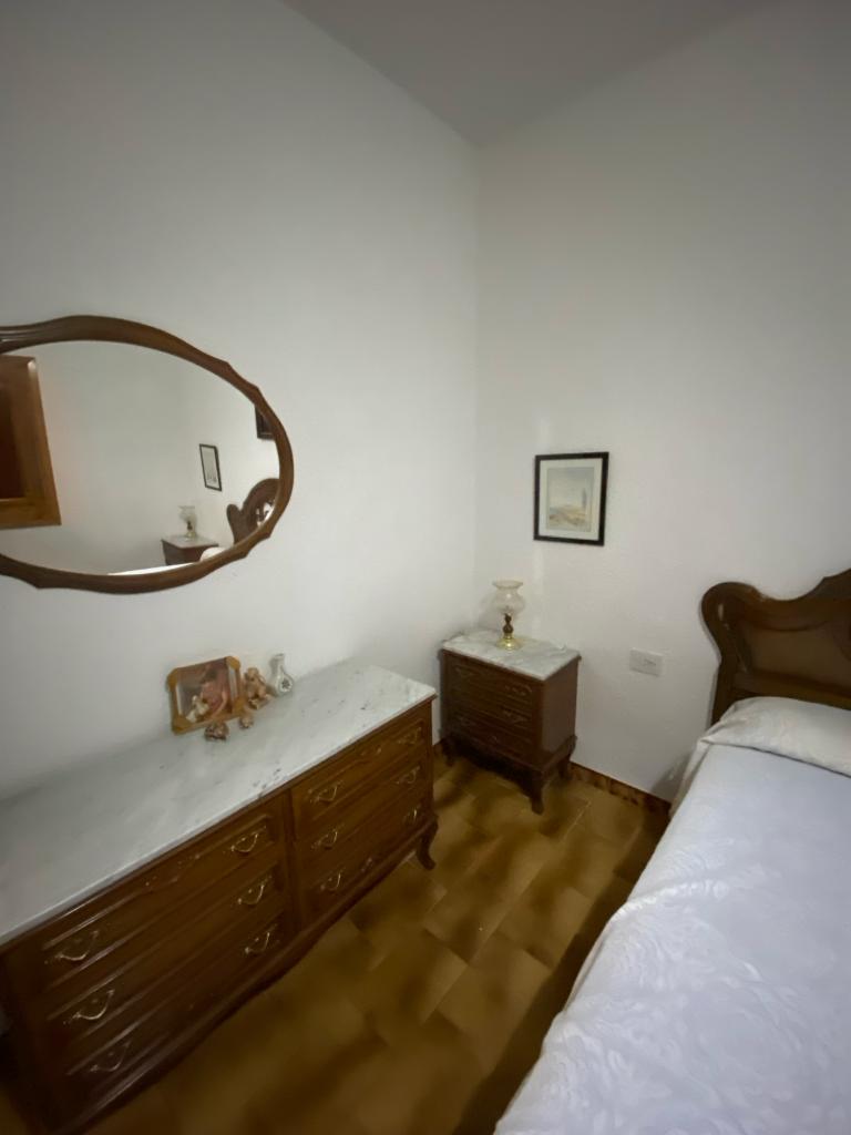 Casa adosada de 3 habitaciones y 1 baño en Freila con garaje