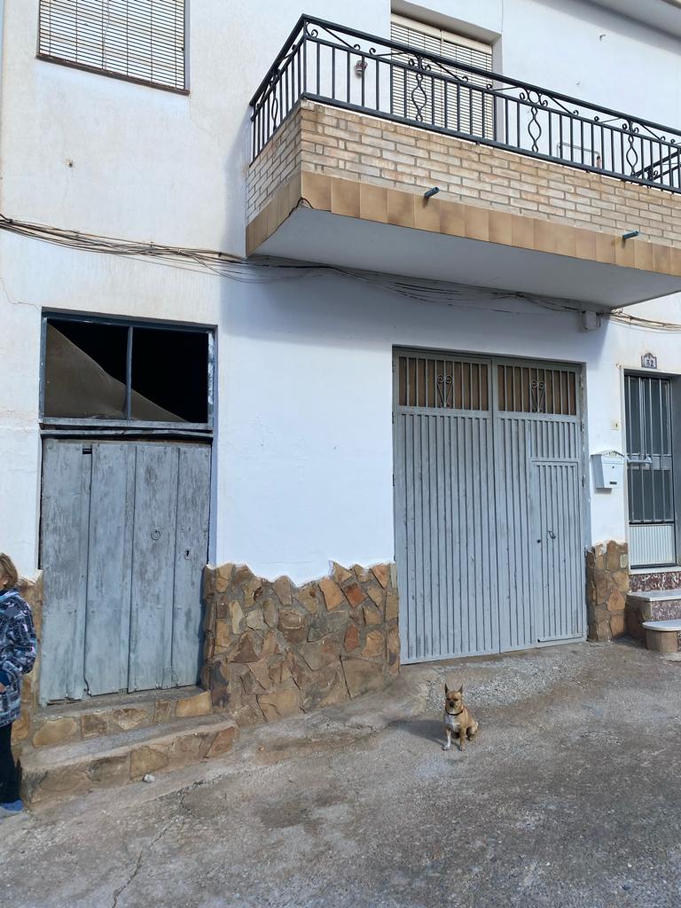 Casa adosada de 3 habitaciones y 1 baño en Freila con garaje