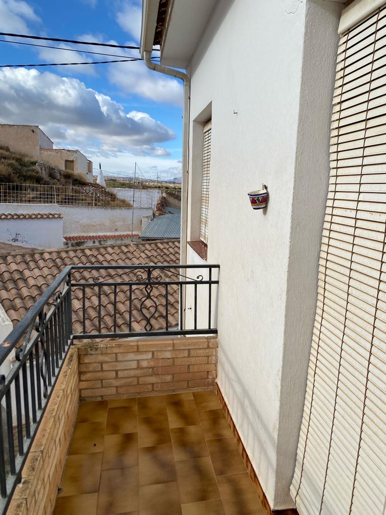 Casa adosada de 3 habitaciones y 1 baño en Freila con garaje