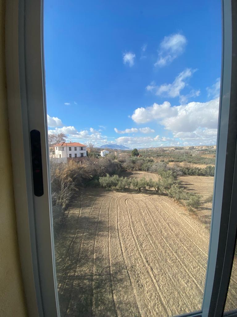 Haus, Wohnung, riesiges Lagerhaus und Grundstück in Cullar, Granada