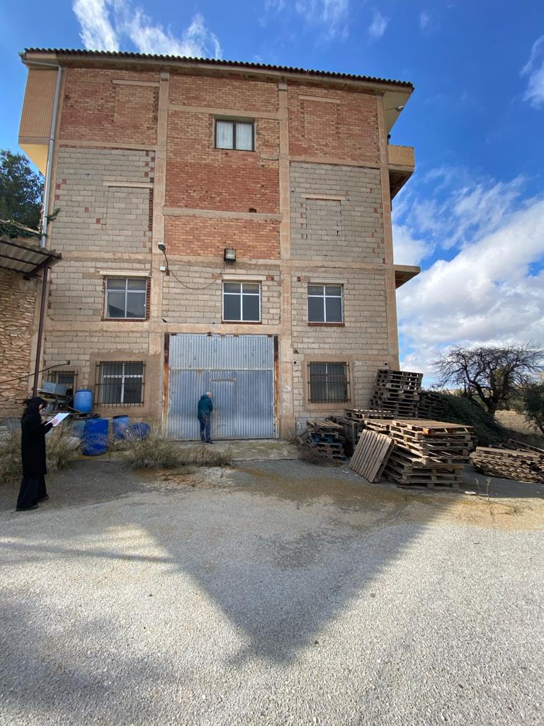 Huis, appartement, groot magazijn en grond in Cullar, Granada