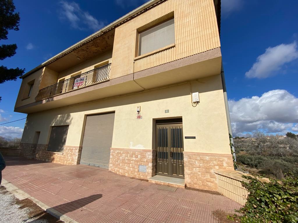 Haus, Wohnung, riesiges Lagerhaus und Grundstück in Cullar, Granada