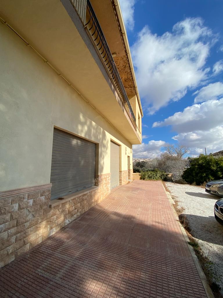 Haus, Wohnung, riesiges Lagerhaus und Grundstück in Cullar, Granada