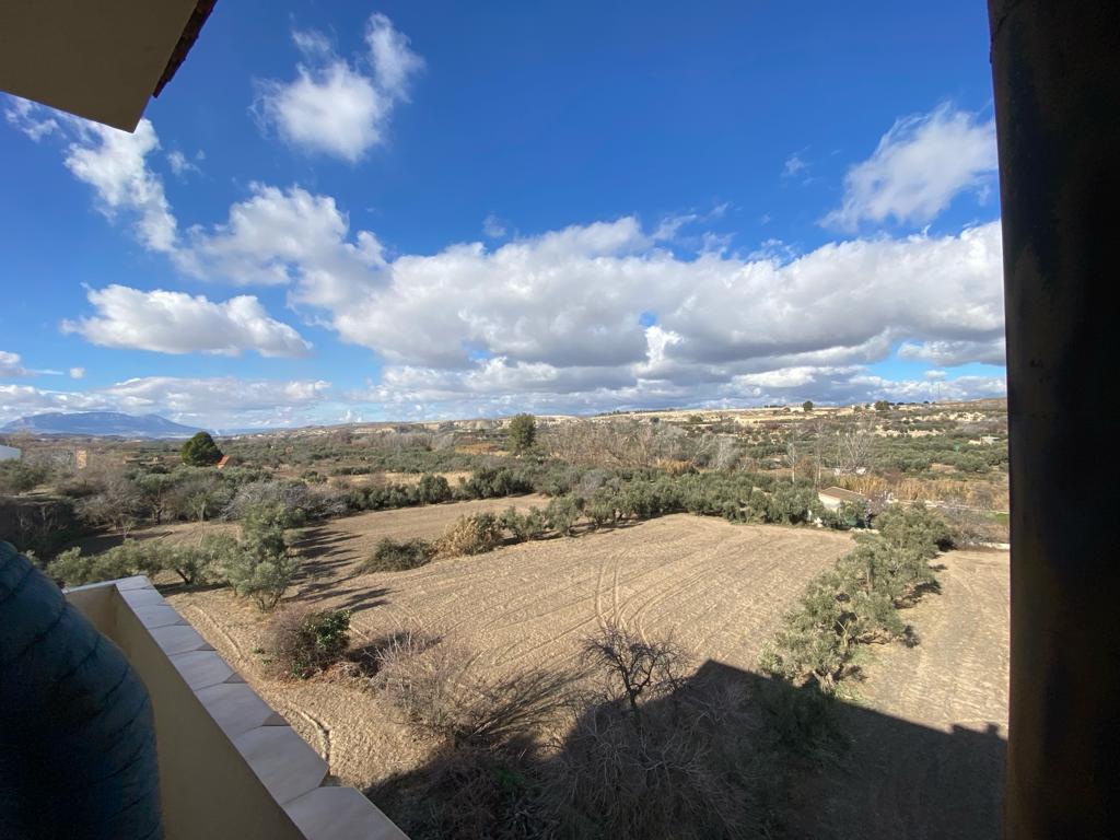 Huis, appartement, groot magazijn en grond in Cullar, Granada