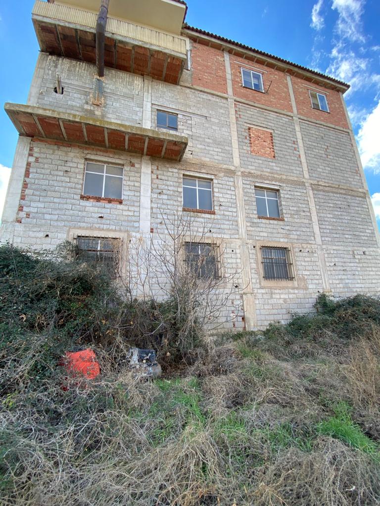 Huis, appartement, groot magazijn en grond in Cullar, Granada