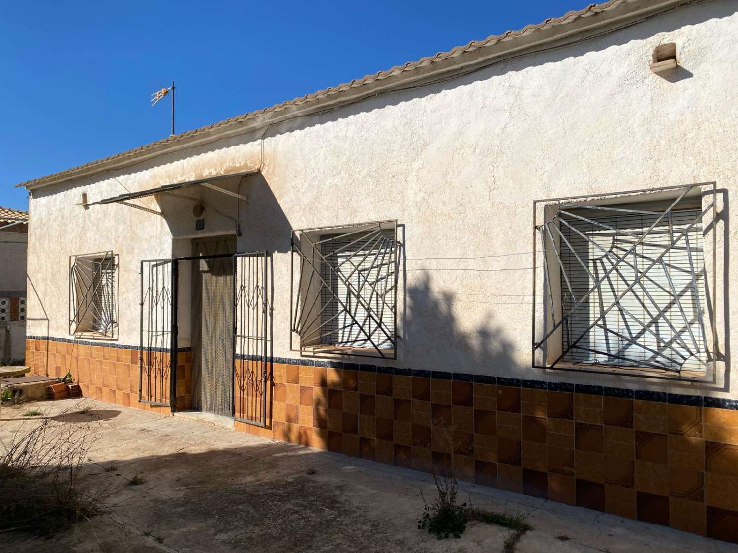 Maison de plain-pied bien construite, 4 chambres, 1 salle de bain, grand jardin à Las Vertientes