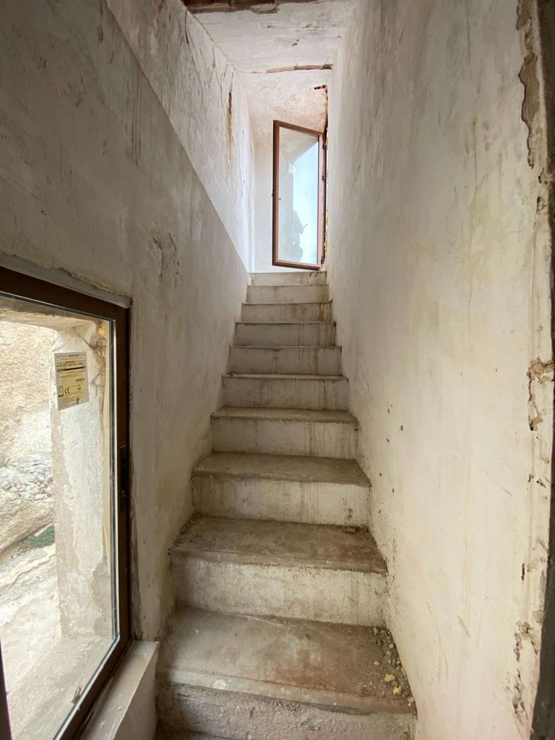 Stadthaus mit 3 Schlafzimmern und 2 Bädern im Herzen von Velez Blanco mit Dachterrasse