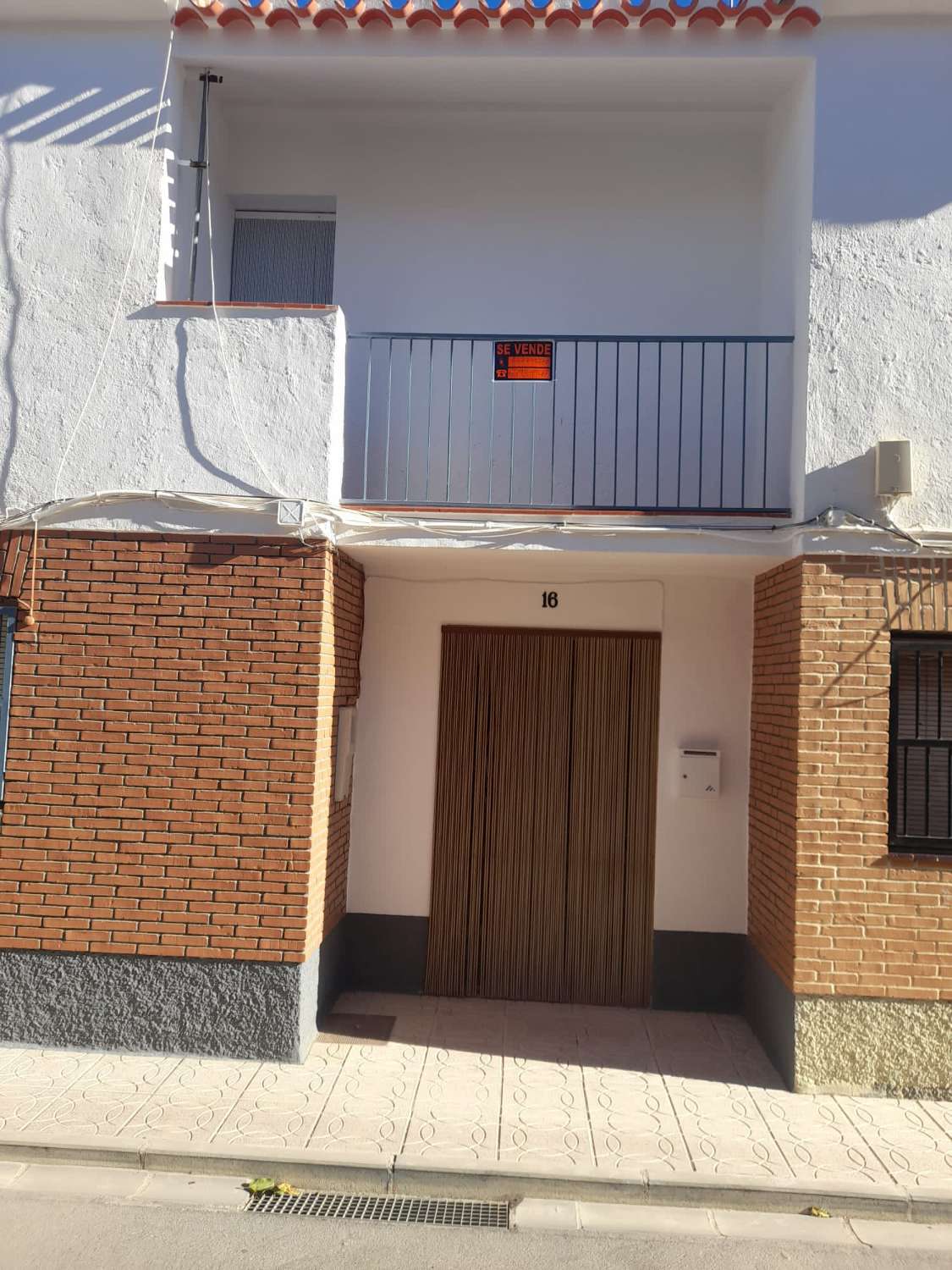 5 Bedroom, 2 bath  town house In Orce