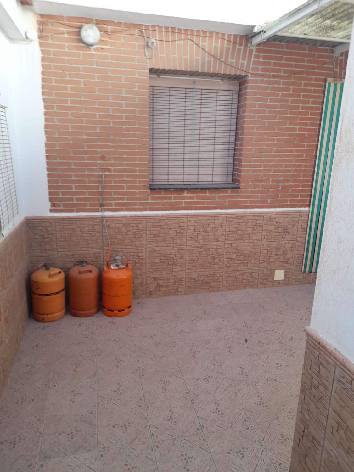 Casa adosada de 5 dormitorios y 2 baños en Orce