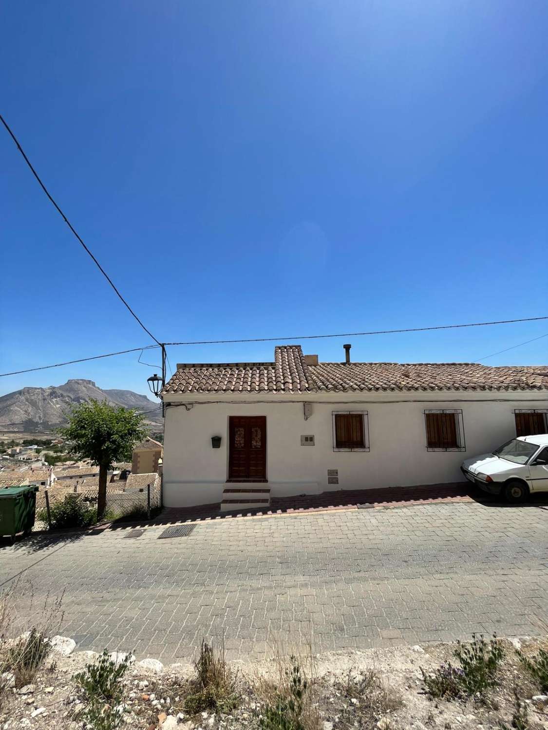 Preciosa casa modernizada con vistas increíbles.